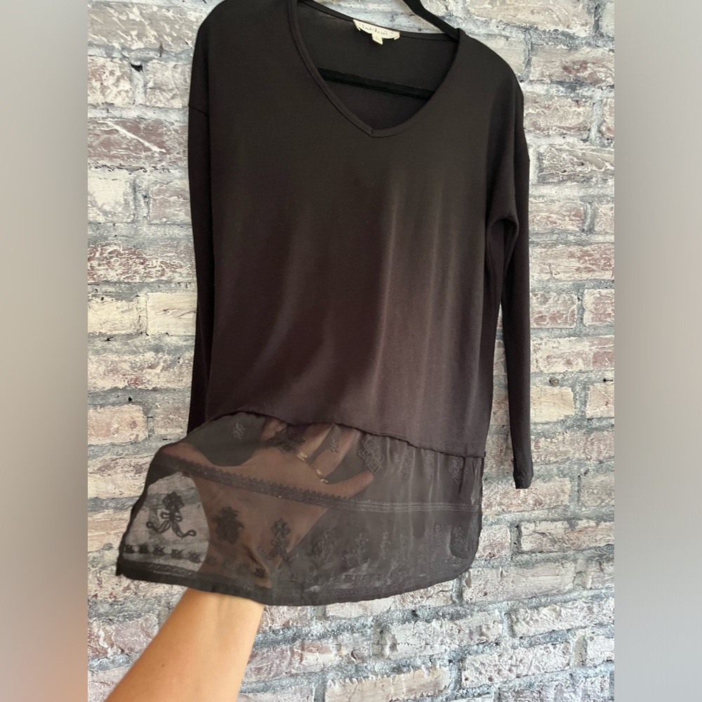 Gorgeous black top with beautiful lace trim bottom. Excellent condition